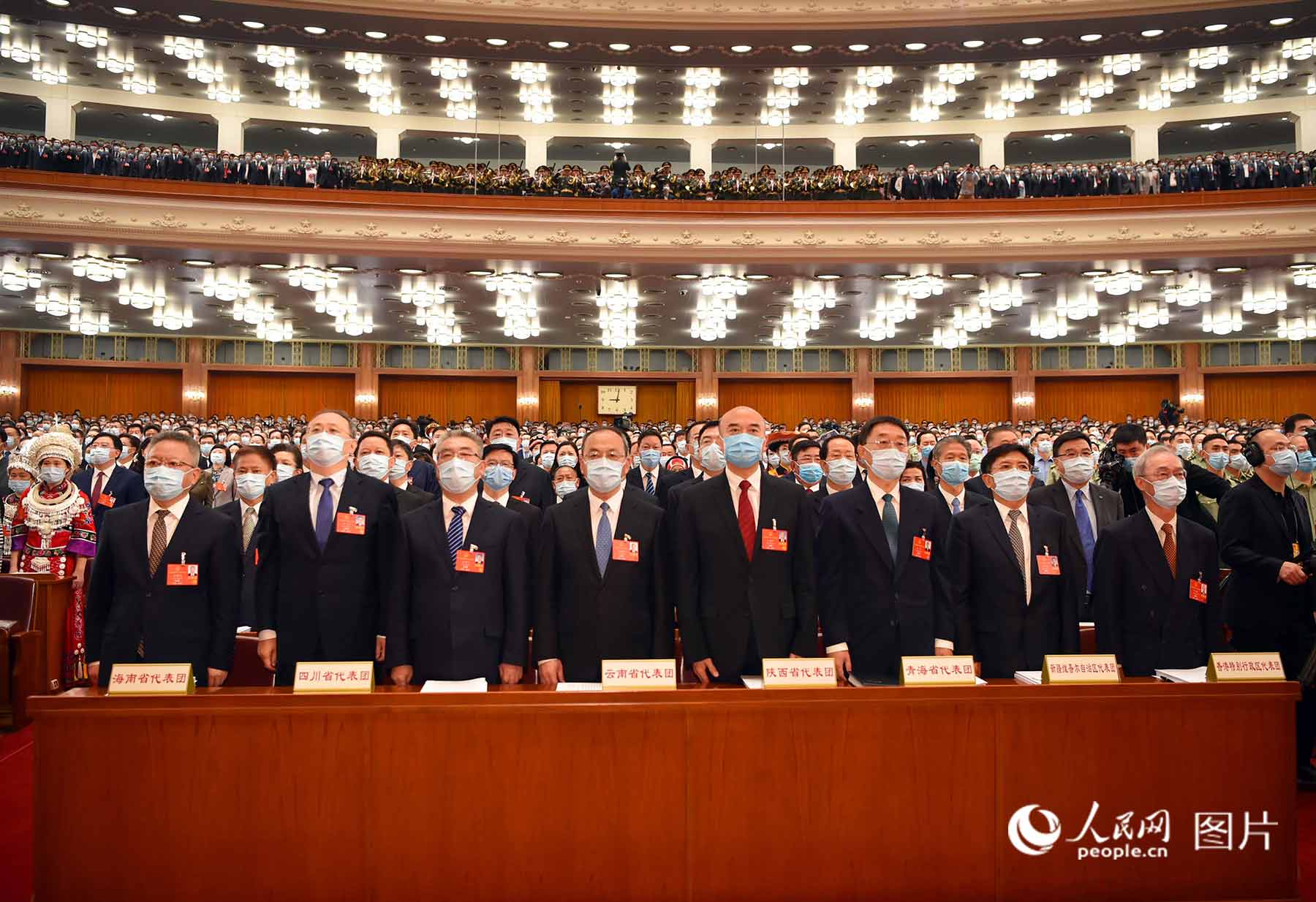 代表們高唱國歌。人民日報、人民網(wǎng)記者 雷聲 攝