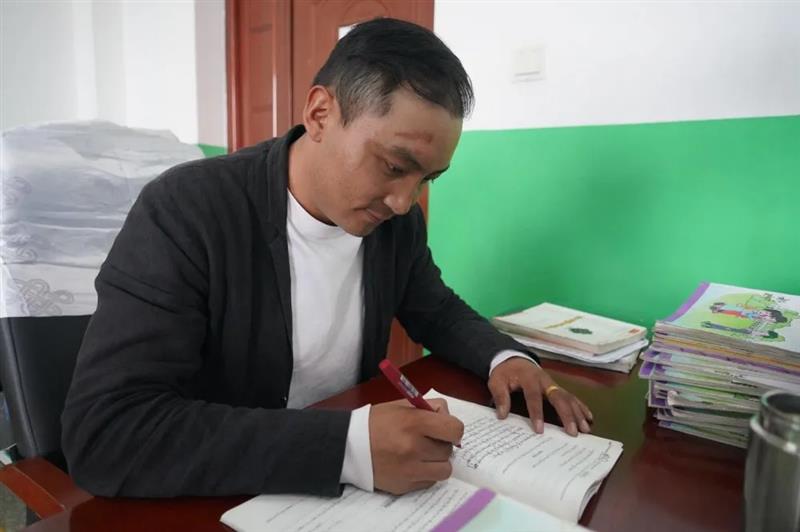 治多教師用堅(jiān)守精神扎根基層，點(diǎn)亮教育的希望明燈