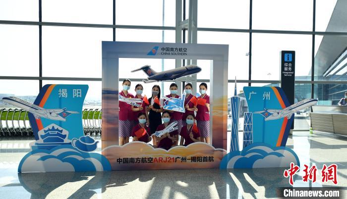 南航首架國產(chǎn)ARJ21飛機(jī)正式投入商業(yè)運(yùn)營?！〖| 攝