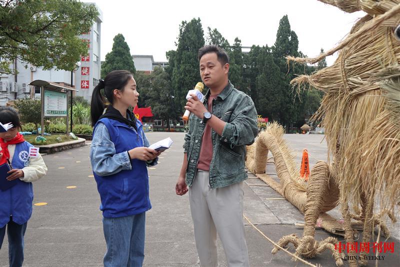 新華小記者葉昱彤采訪王宅小學總務(wù)主任徐洪標.jpg