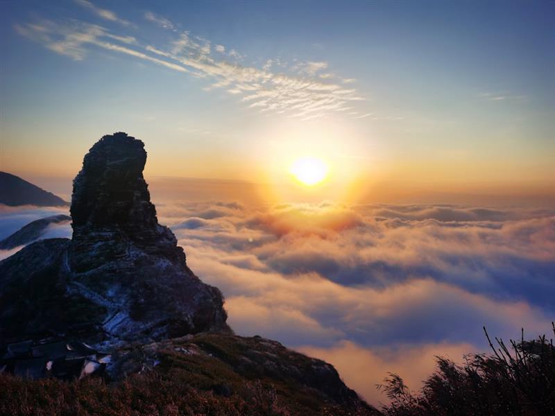  1月17日在貴州銅仁梵凈山拍攝的夕陽(yáng)云海景觀。