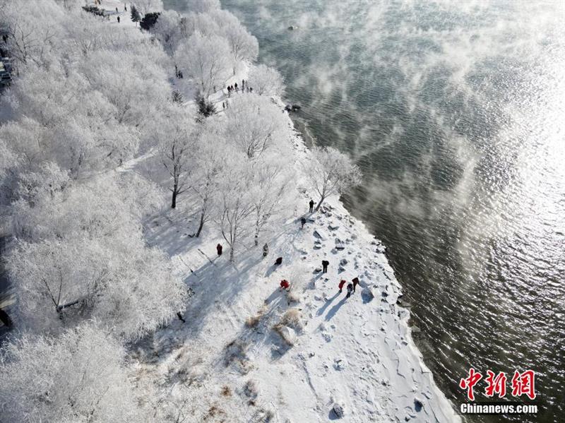 航拍松花江岸霧?。河駱洵傊Κq若仙境