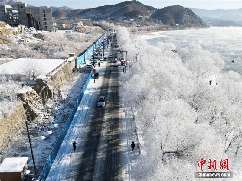 航拍松花江岸霧?。河駱洵傊Κq若仙境