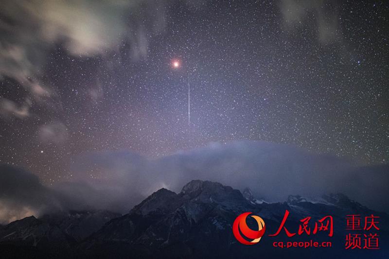 獅子座流星，拖著長(zhǎng)長(zhǎng)的尾帶，從天際劃過（攝于云南麗江玉龍雪山）。 戴建峰攝
