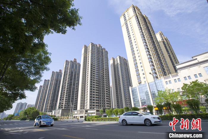 5月17日，山西太原，車輛從一樓盤前經(jīng)過。 <a target='_blank' href='http://www.chinanews.com/'>中新社</a>記者 張?jiān)?攝 　