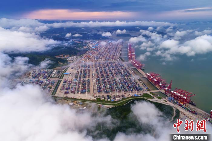 寧波港口一景?！∩蚍f俊 攝
