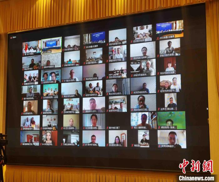 在俄羅斯的新疆籍僑胞、留學(xué)生代表等通過視頻連線與在中國新疆的僑眷“云相聚”?！『舞?攝