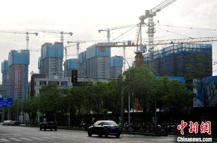 資料圖：福建福州，正在建設(shè)中的房地產(chǎn)樓盤。 <a target='_blank' href='http://www.chinanews.com/'>中新社</a>記者 張斌 攝