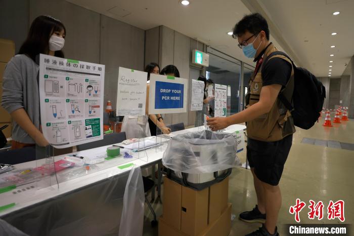 東京疫情形勢嚴(yán)峻，每個參會人員抵達(dá)東京后均要接受密集的核酸檢測。圖為設(shè)在新聞中心的核酸檢測站點?！「惶?攝