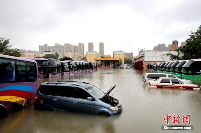 2021年7月21日，暴雨導(dǎo)致城區(qū)積水嚴(yán)重。 <a target='_blank' href='http://www.chinanews.com/'>中新社</a>發(fā) 王中舉 攝 圖片來源：CNSPHOTO