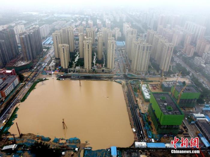 2021年7月21日，暴雨導(dǎo)致城區(qū)積水嚴(yán)重。 <a target='_blank' href='http://www.chinanews.com/'>中新社</a>發(fā) 王中舉 攝 圖片來源：CNSPHOTO