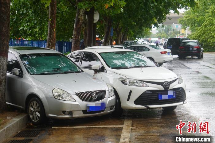 鄭州街頭因暴雨受損的車輛。　劉鵬 攝