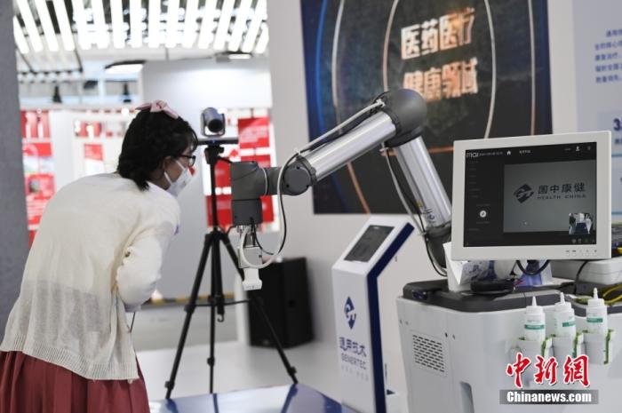 一款5G遠(yuǎn)程超聲診療設(shè)備吸引參觀者。<a target='_blank' href='http://www.chinanews.com/'>中新社</a>記者 張興龍 攝
