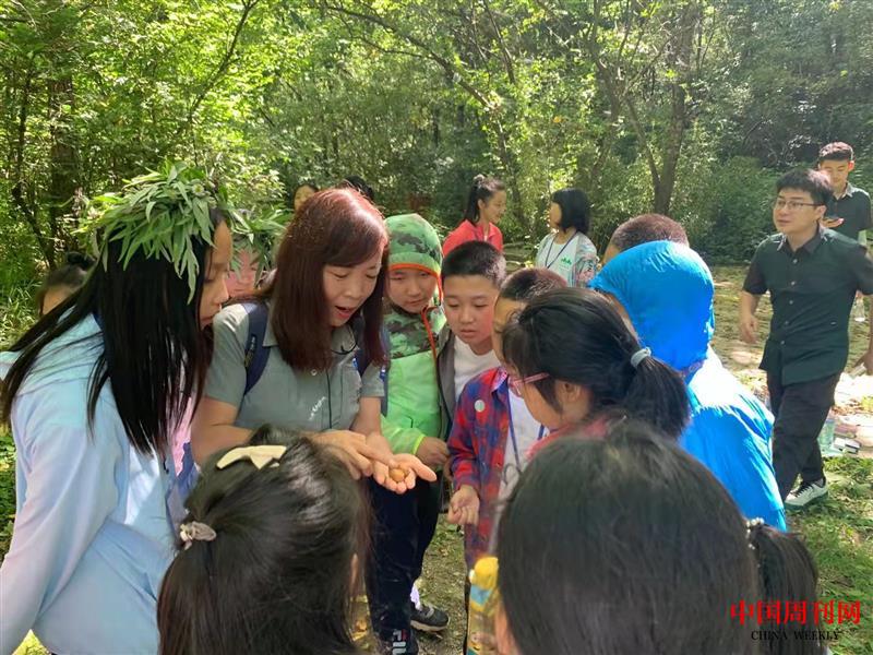 曹梅梅帶著孩子們一起走進(jìn)大自然，開展保護(hù)野生動植物的主題授課。（郭朋勃 拍攝）.jpg