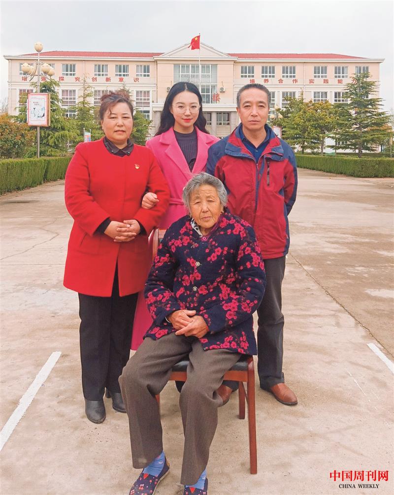 司萬平和丈夫、婆婆及女兒.jpg