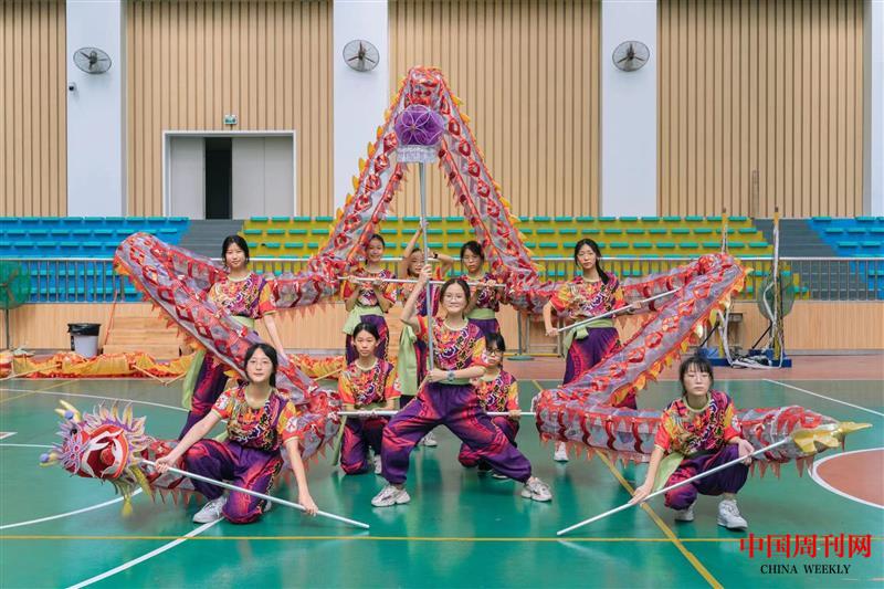“大體育”課程，華僑中學(xué)女子舞龍隊(duì)首次參加全國(guó)錦標(biāo)賽掠影.jpg