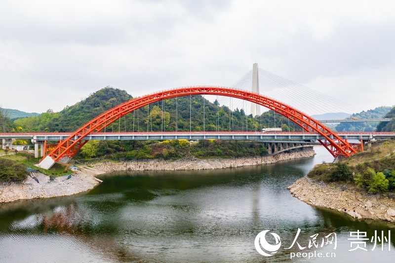 長270米，主跨180米的花魚洞大橋。人民網(wǎng)記者 涂敏攝