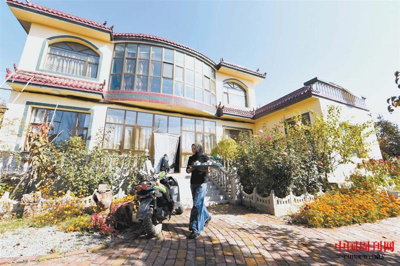 開牛肉面店致富返鄉(xiāng)后的譚明德、馬曉瑛夫婦不僅蓋起2層樓房，還開辦了一家農(nóng)家院.jpg