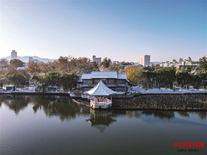攝圖網(wǎng)_502352474_航拍山東濟(jì)南大明湖5A景區(qū)雪景（企業(yè)商用）.jpg