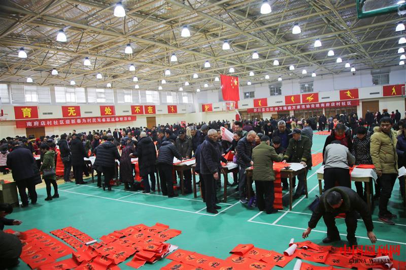 每逢春節(jié)，南府店村“兩委”組織書法名家為村民義寫春聯(lián).jpg