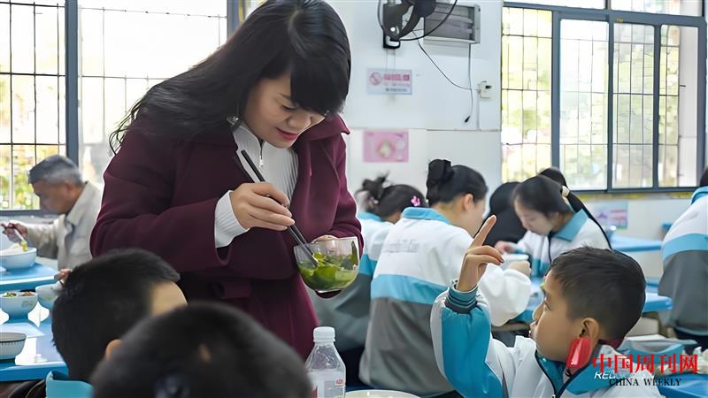 感動(dòng)中國人物劉玲琍給孩子們喂飯.jpg