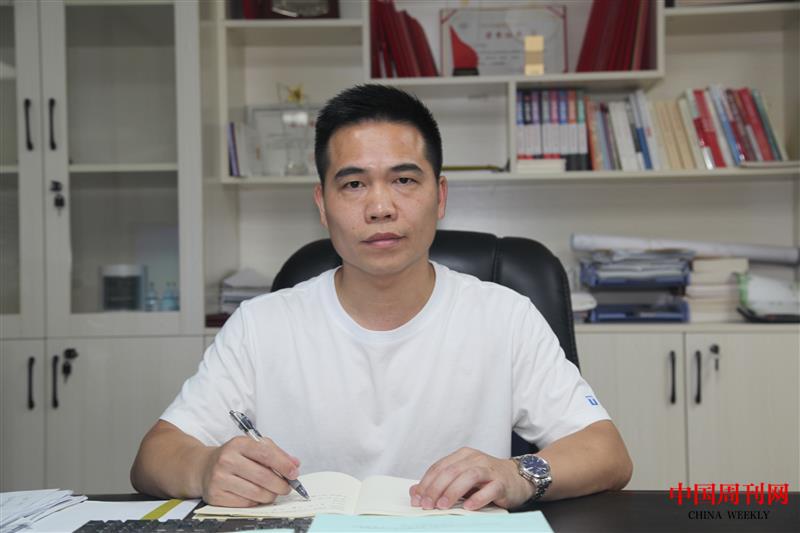 深圳市元嶺股份合作公司黨支部書(shū)記鄭秋強(qiáng).jpg