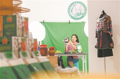 電商主播在貴州省丹寨縣龍泉鎮(zhèn)云品惠眾專業(yè)合作社聯(lián)合社的直播間售賣產(chǎn)品。新華社發(fā)（楊武魁攝）