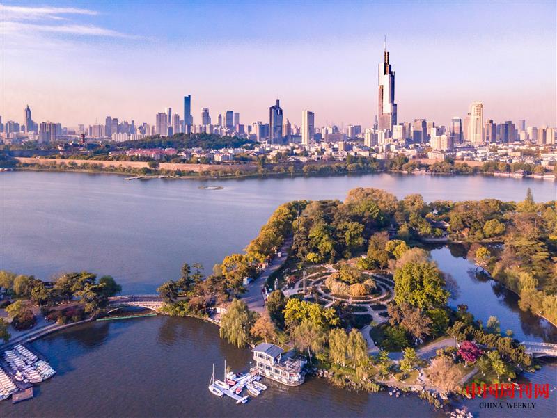 攝圖網_501765662_晨光里的南京玄武湖與地標建筑紫峰大廈(企業(yè)商用).jpg