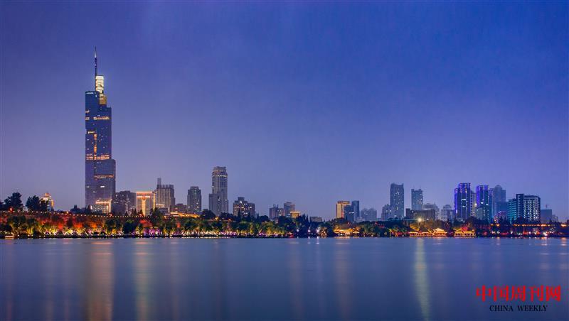 攝圖網_501627272_南京玄武湖天際線夜景（企業(yè)商用）.jpg