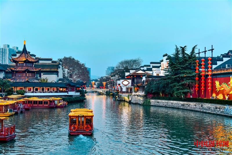 攝圖網_501592766_南京夫子廟秦淮河畔(企業(yè)商用).jpg